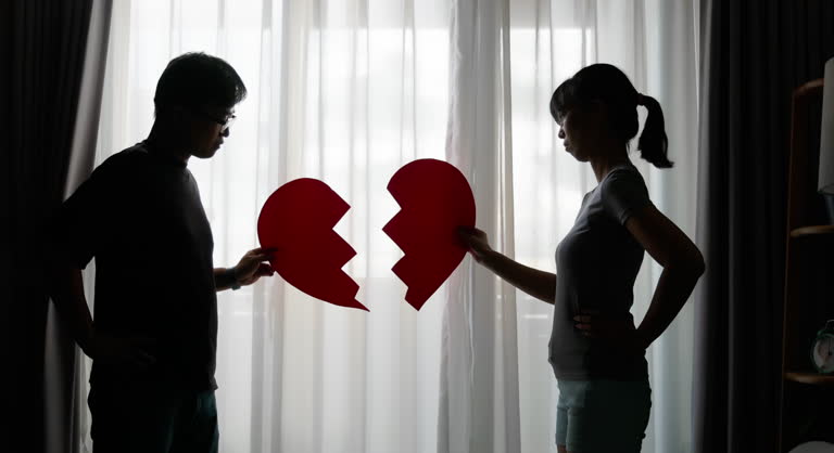 Couple en réconciliation après une rupture illustrant le retour d'affection et la reconstruction d'une relation amoureuse.