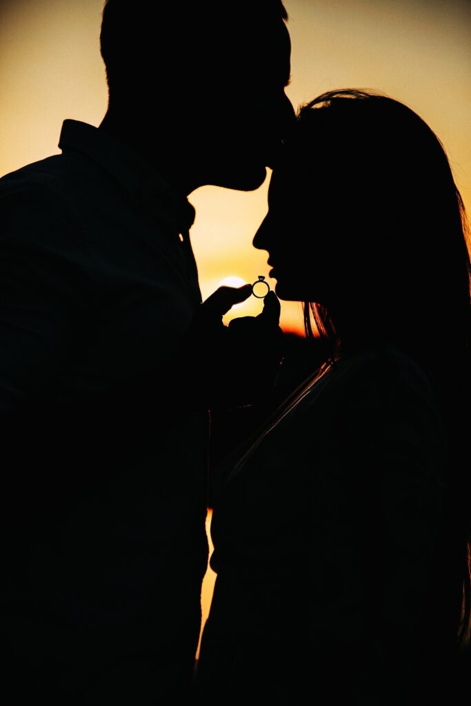 Couple en réconciliation après une rupture illustrant le retour d'affection et la reconstruction d'une relation amoureuse.